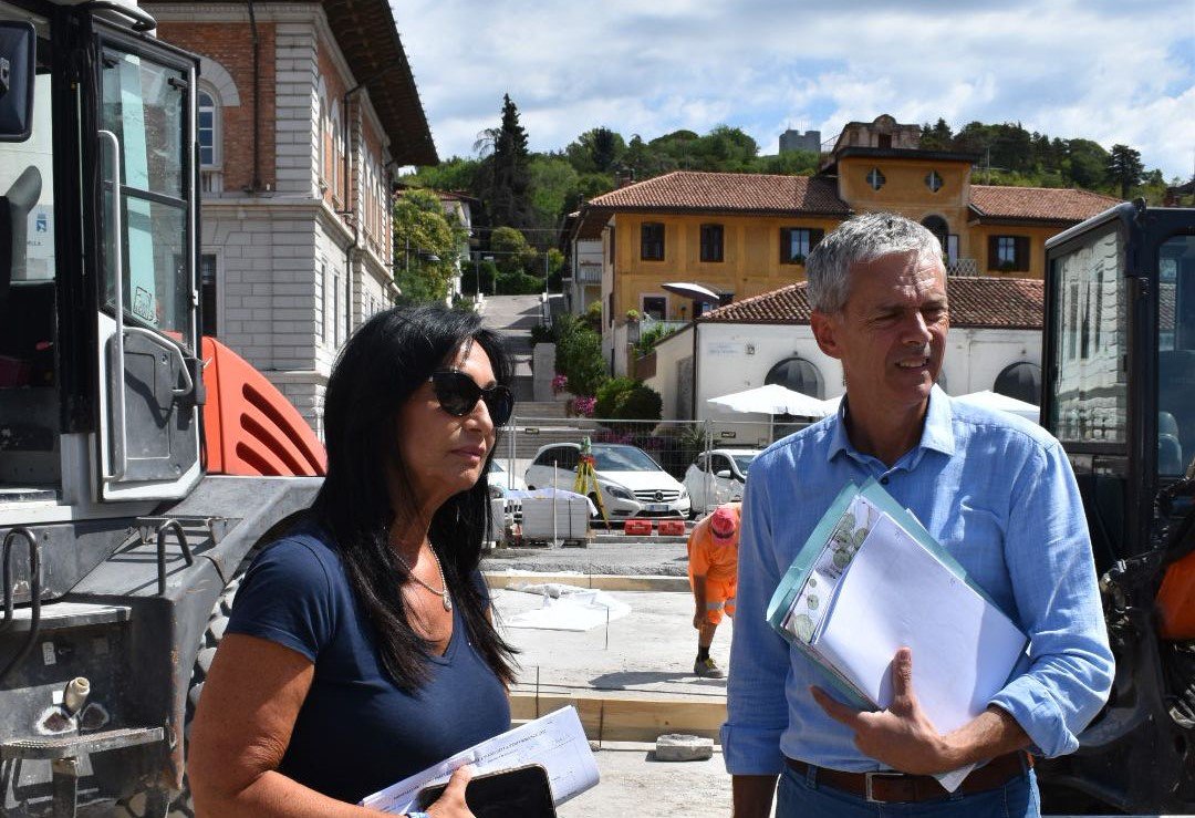Copertina per Monfalcone, posata la prima pietra del nuovo 'Biscotto' che campeggerà su Piazza della Repubblica